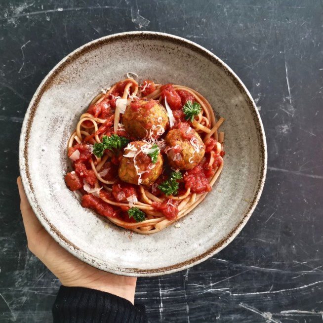 Linsbollar med tomatsås och spagetti