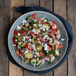Potatissallad med rödlök, tomat, fetaost och oliver