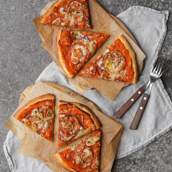 Pizza med ajvarkikärtskräm och grönsaker