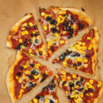 Tacopizza med majs, svarta bönor och paprika