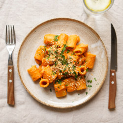 Snabb pasta med soltorkade tomater, tahini och vita bönor