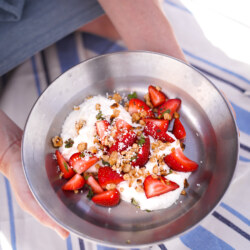 Enkel efterrätt för utflykt: krämig yoghurt med vit choklad och jordgubbar